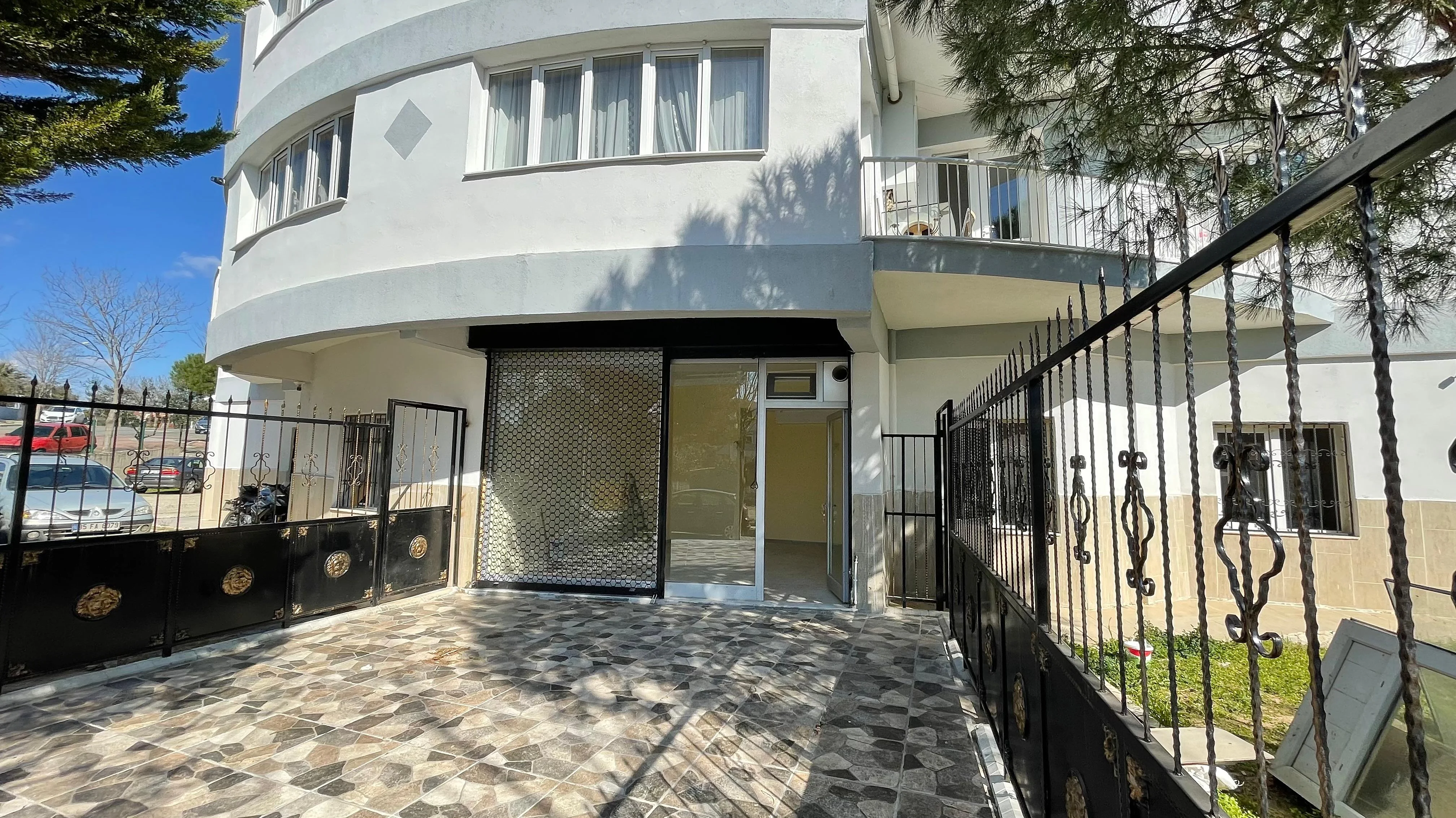 ÜÇPINARLAR PAZARYERİ ÖNÜNDE SATILIK DÜKKAN 