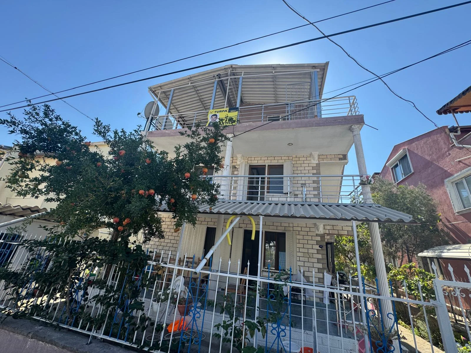 Turpa Arxes Dikili'den Cumhuriyet mah stadyum arkası müstakil ev