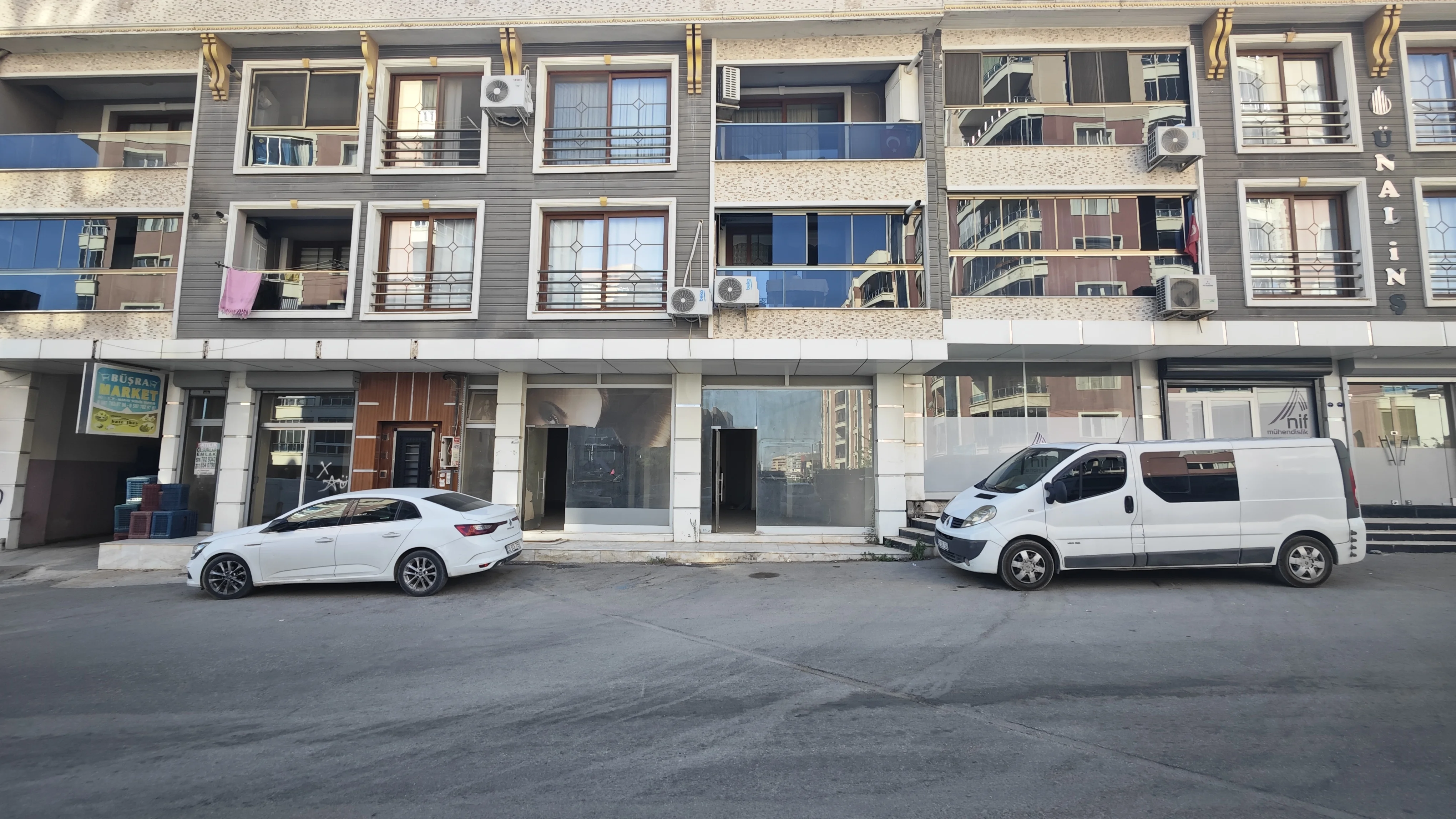 MERKEZ LOKASYONDA YAN YANA 2 DÜKKAN 69 M2 + 75 M2