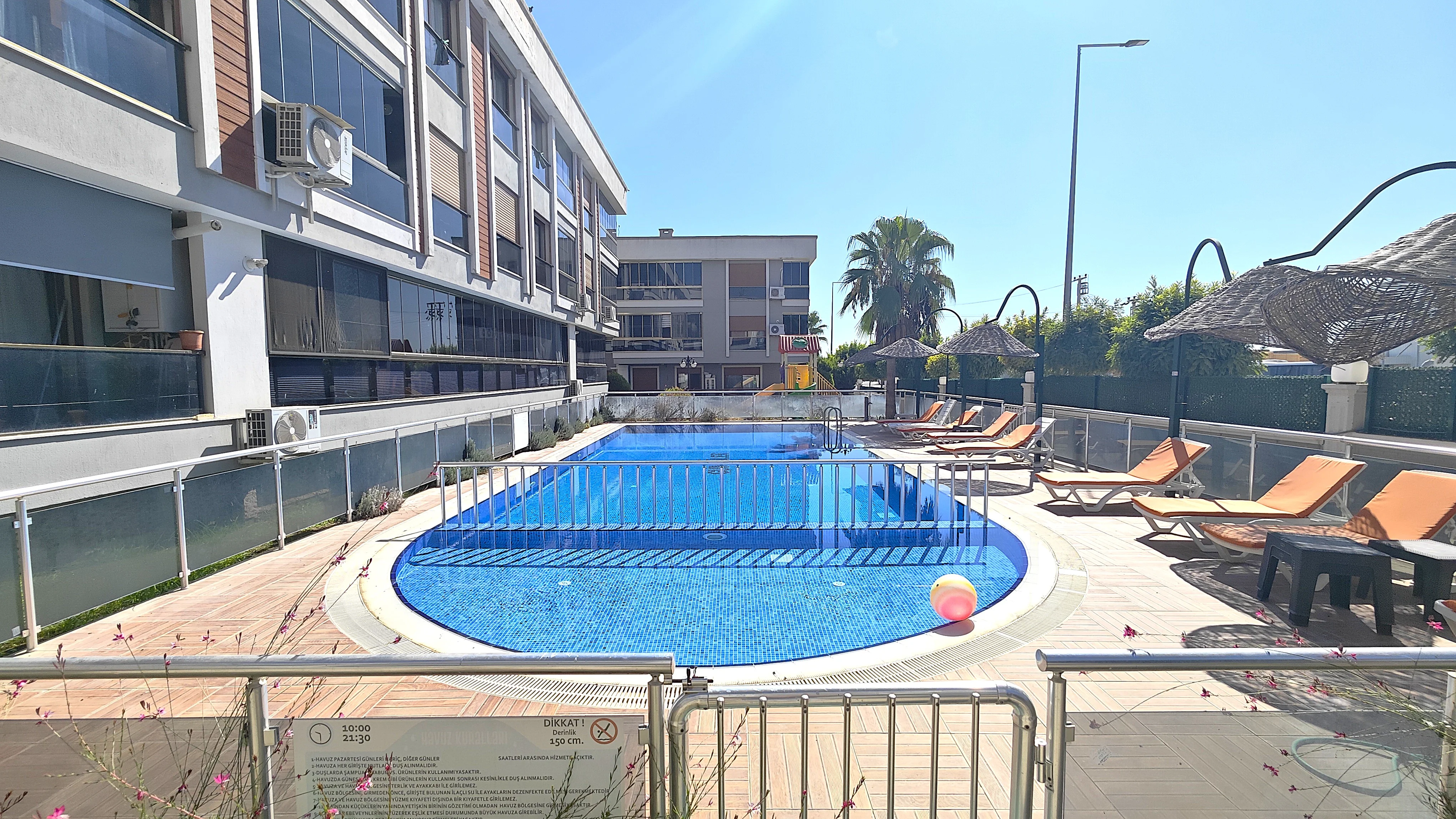 TURPA AYRANCILAR'dan Havuz Manzaralı Full Eşyalı Satılık Daire