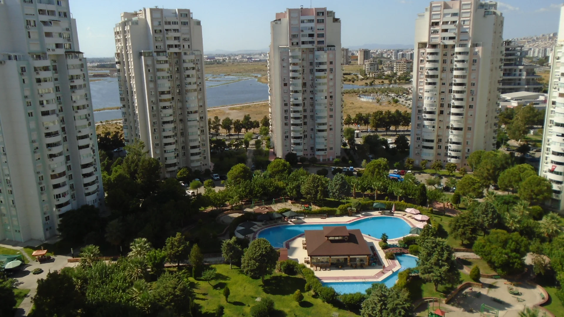 1+1 APARTMENT FOR RENT IN MAVİŞEHİR ALBATROS COMPLEX WITH TERRACE AND SEA AND POOL VIEW.