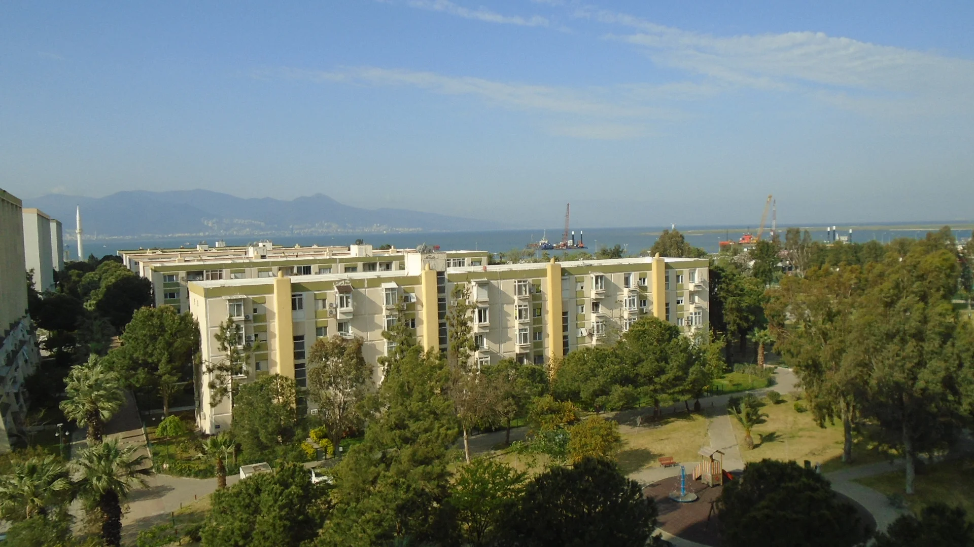 1+1 APARTMENT FOR RENT IN KARŞIYAKA ATAKENT VENEDİK SITE, CLOSE TO THE BEACH AND TRAM.
